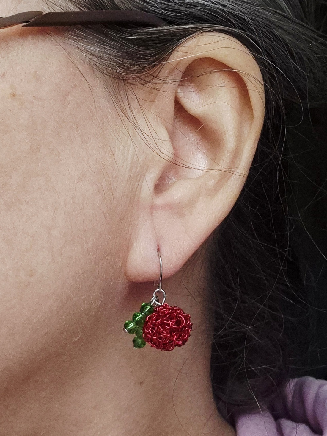 Cercei mici cireșe din sarma emailata si margele de sticla - bijuterii - cercei - cercei din mărgele - Artynos.ro