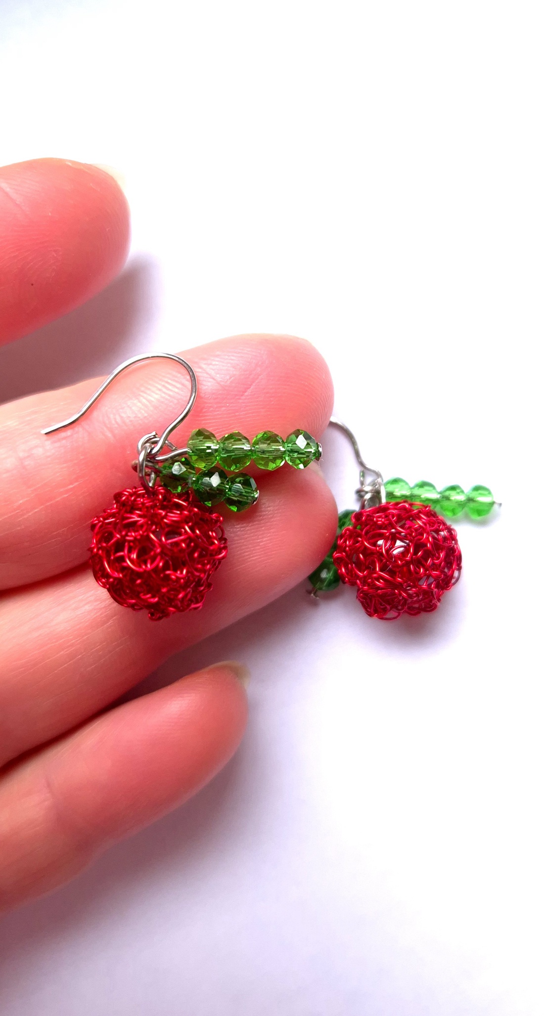 Cercei mici cireșe din sarma emailata si margele de sticla - bijuterii - cercei - cercei din mărgele - Artynos.ro