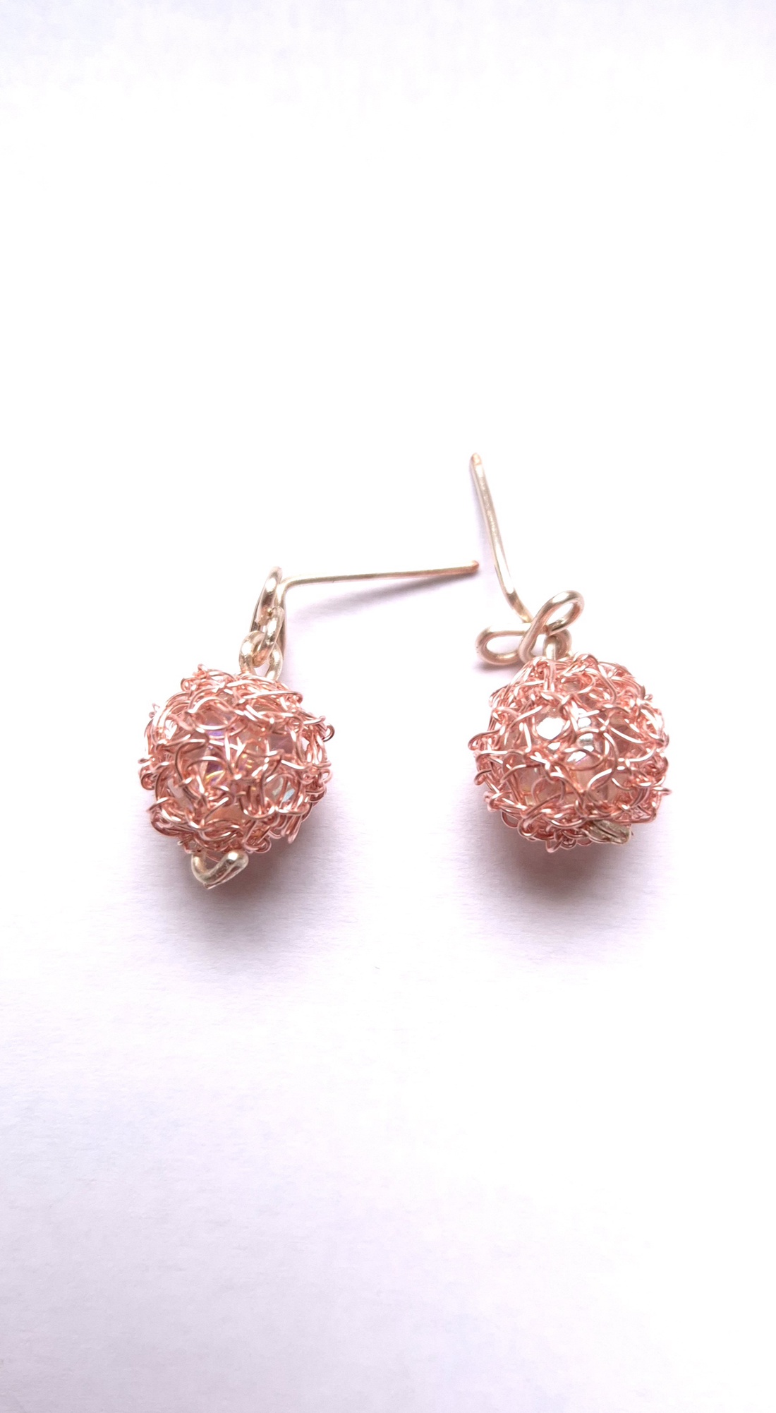 Cercei roz din margele cu sarma de cupru  - bijuterii - cercei - cercei din mărgele - Artynos.ro