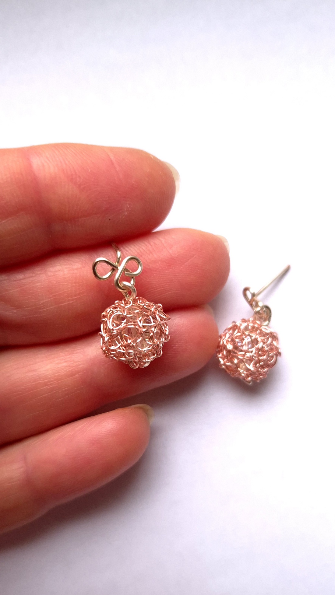 Cercei roz din margele cu sarma de cupru  - bijuterii - cercei - cercei din mărgele - Artynos.ro