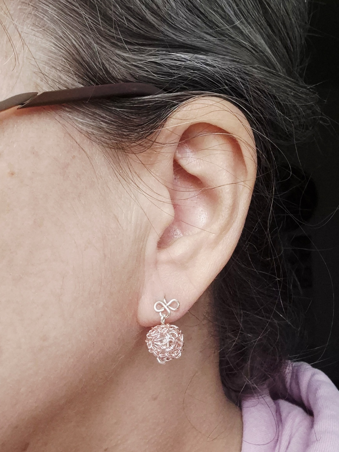 Cercei roz din margele cu sarma de cupru  - bijuterii - cercei - cercei din mărgele - Artynos.ro