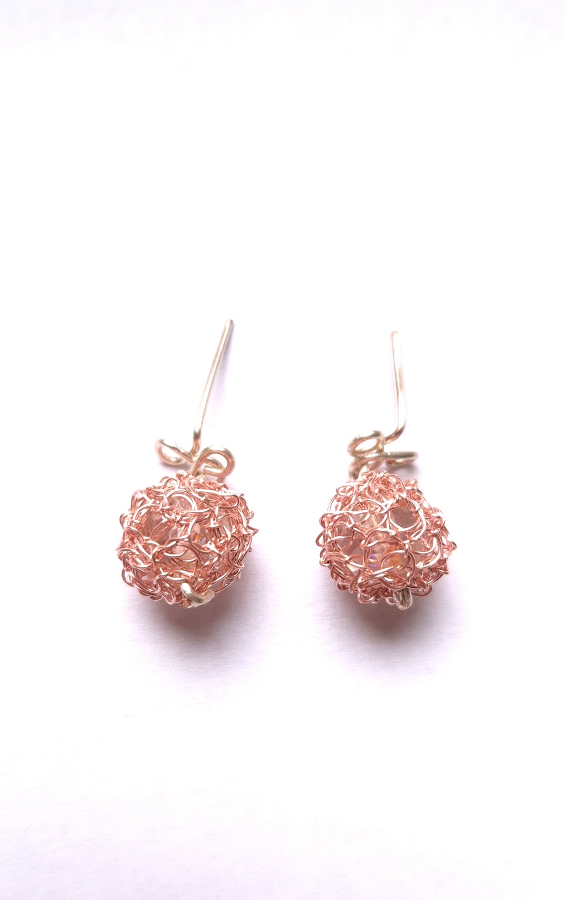 Cercei roz din margele cu sarma de cupru  - bijuterii - cercei - cercei din mărgele - Artynos.ro