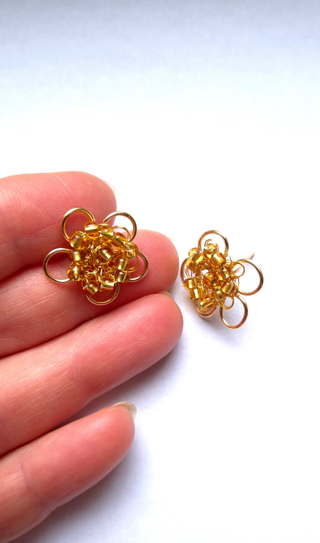 Cercei mici aurii cu surub cu margele aurii - bijuterii - cercei - cercei croșetați - Artynos.ro