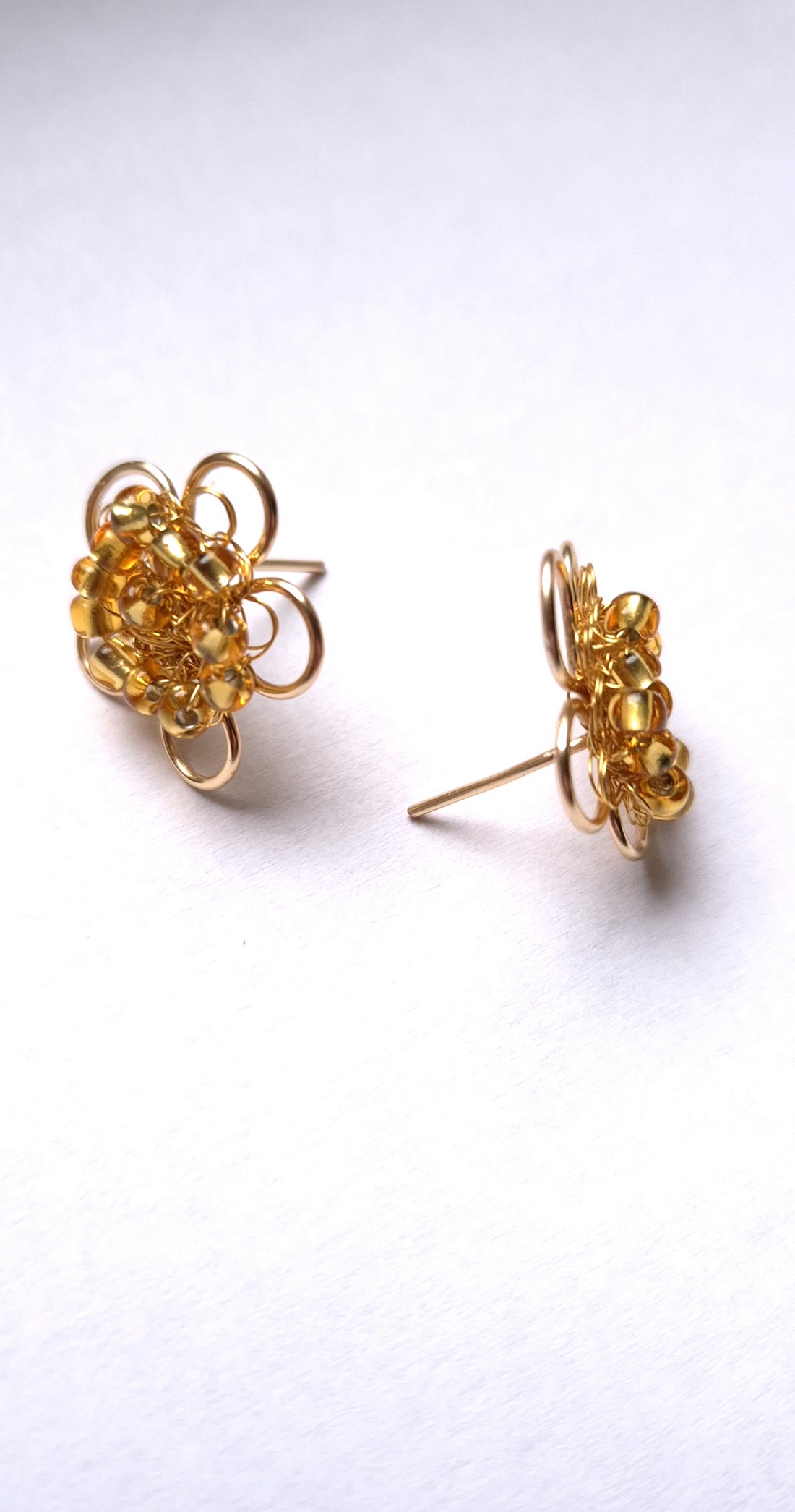 Cercei mici aurii cu surub cu margele aurii - bijuterii - cercei - cercei croșetați - Artynos.ro