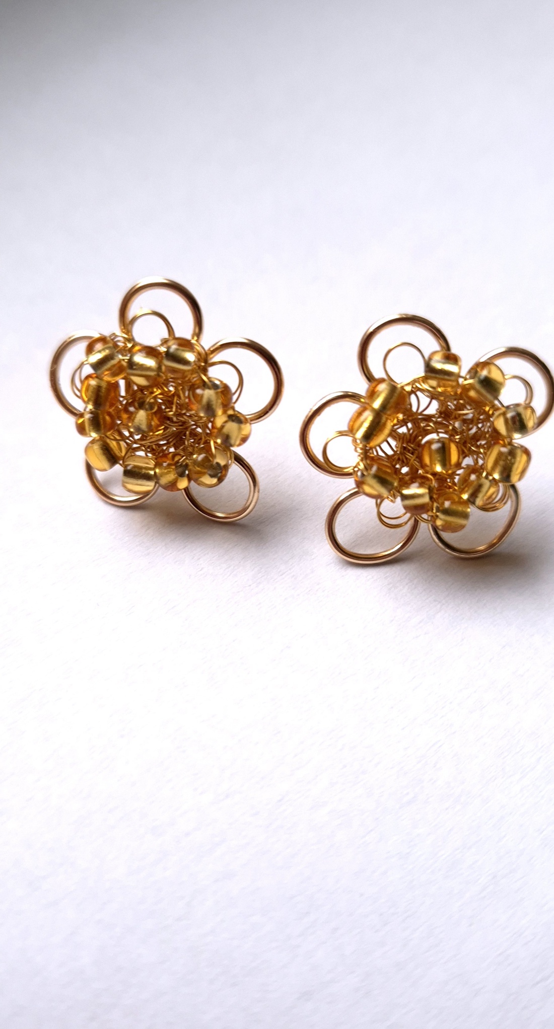 Cercei mici aurii cu surub cu margele aurii - bijuterii - cercei - cercei croșetați - Artynos.ro