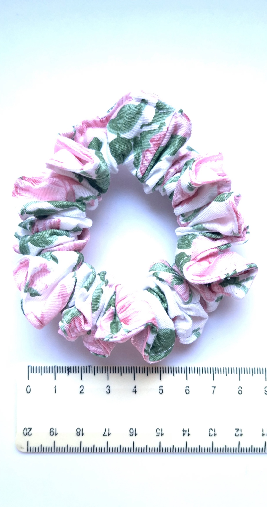 Scrunchie-elastic de par din bumbac cu trandafiri roz  - îmbrăcăminte și modă - accesorii păr - elastic de păr - Artynos.ro
