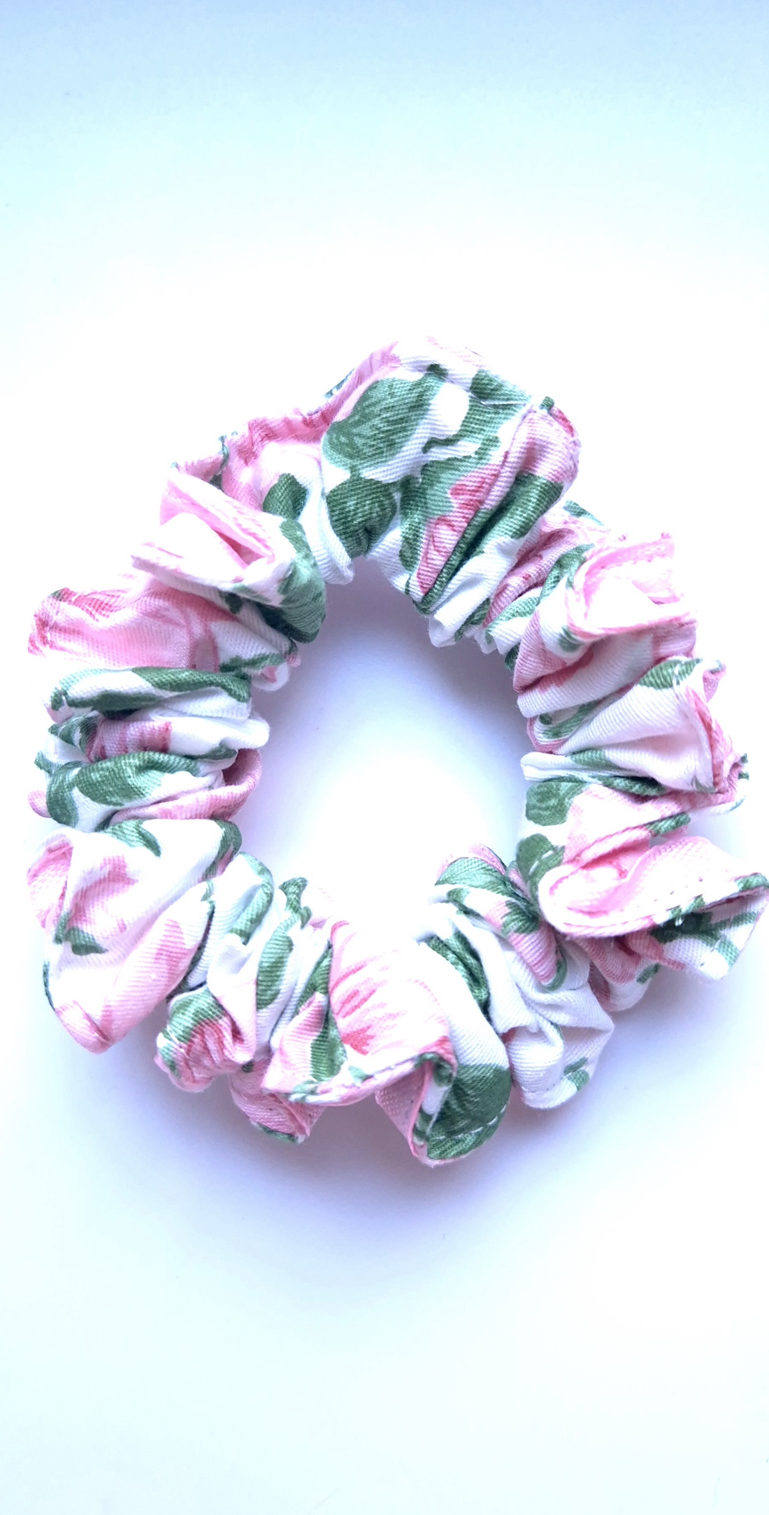 Scrunchie-elastic de par din bumbac cu trandafiri roz  - îmbrăcăminte și modă - accesorii păr - elastic de păr - Artynos.ro