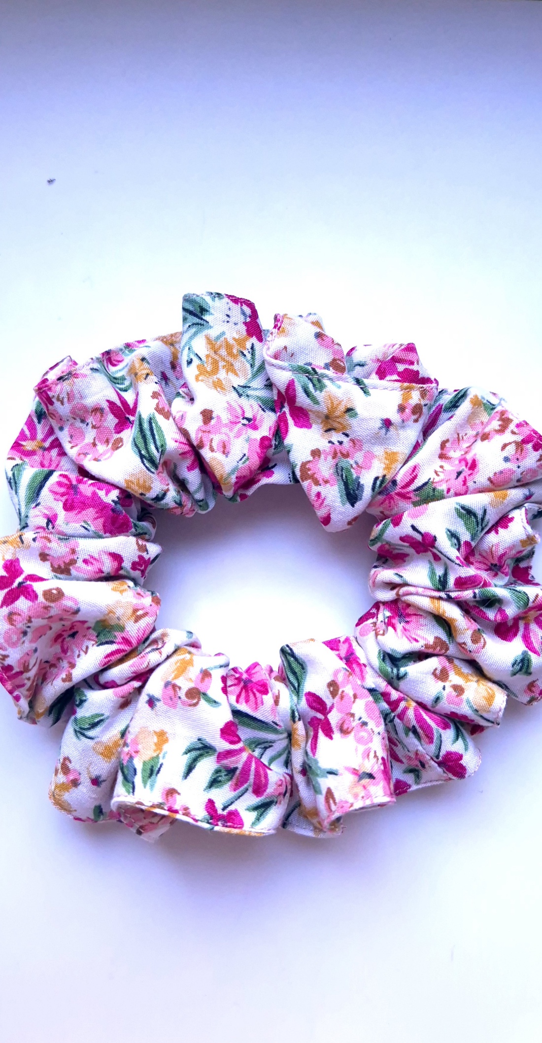 Scrunchie-elastic de par din bumbac cu flori mici roz  - îmbrăcăminte și modă - accesorii păr - elastic de păr - Artynos.ro