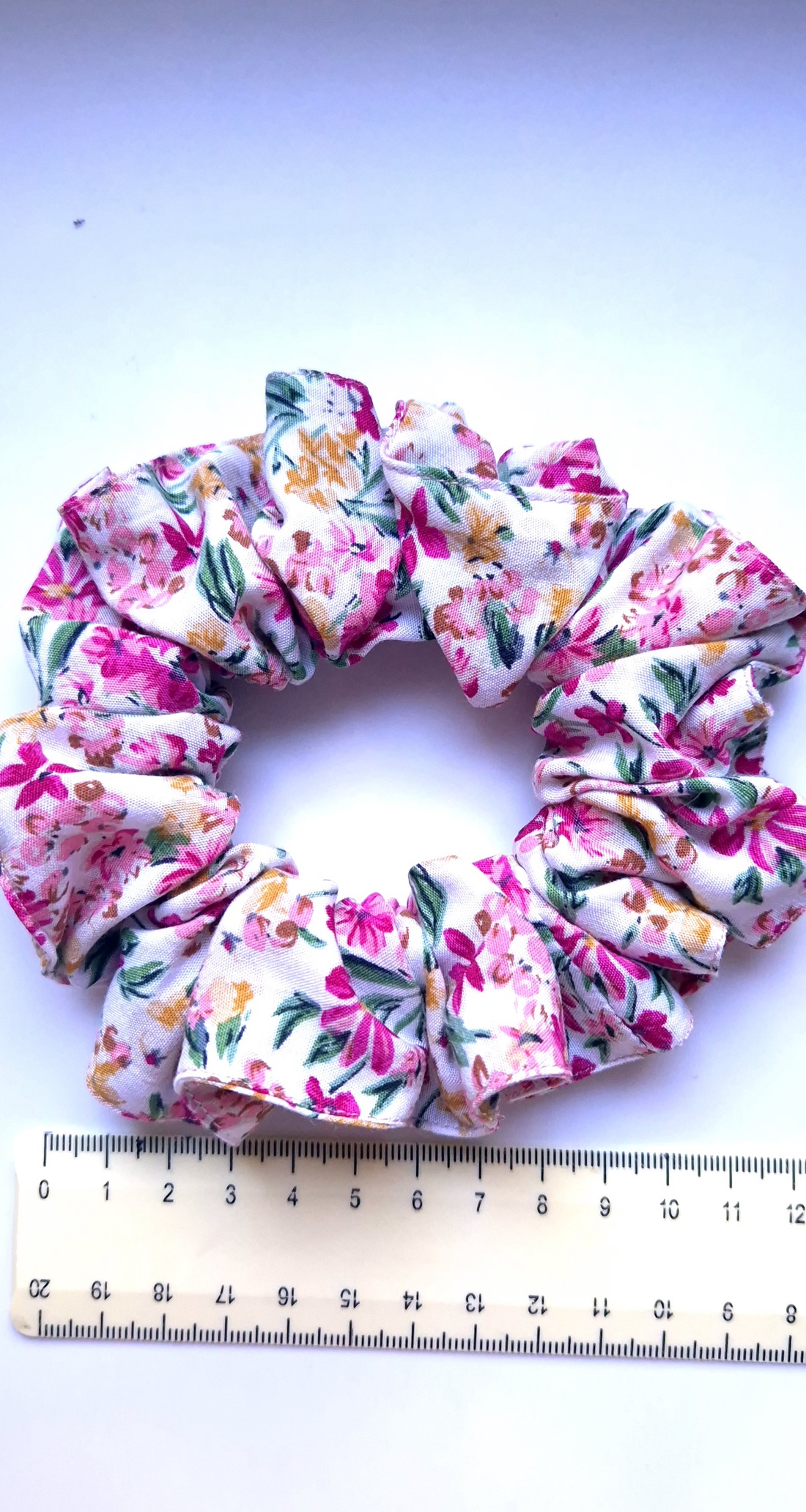 Scrunchie-elastic de par din bumbac cu flori mici roz  - îmbrăcăminte și modă - accesorii păr - elastic de păr - Artynos.ro
