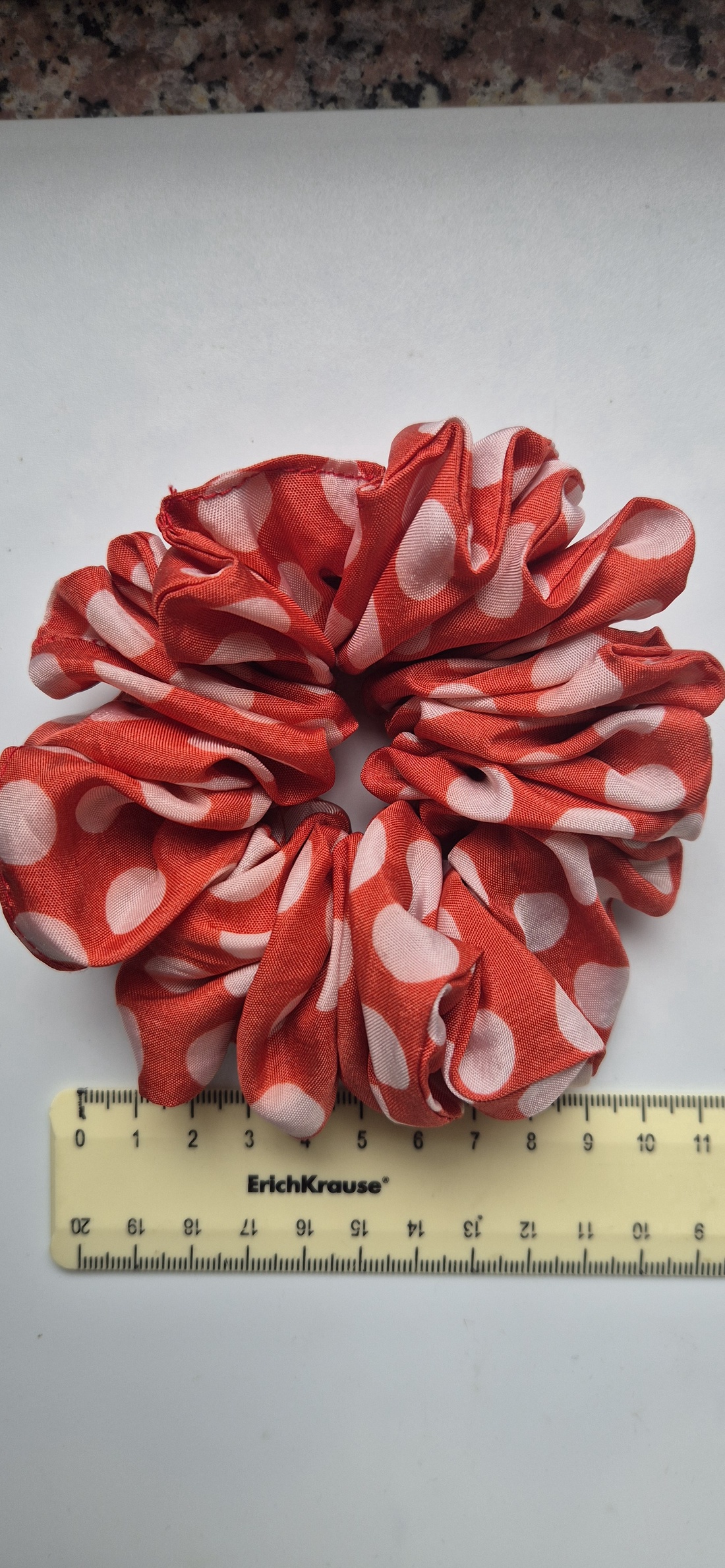 Scrunchie-elastic de par rosu cu buline - îmbrăcăminte și modă - accesorii păr - elastic de păr - Artynos.ro