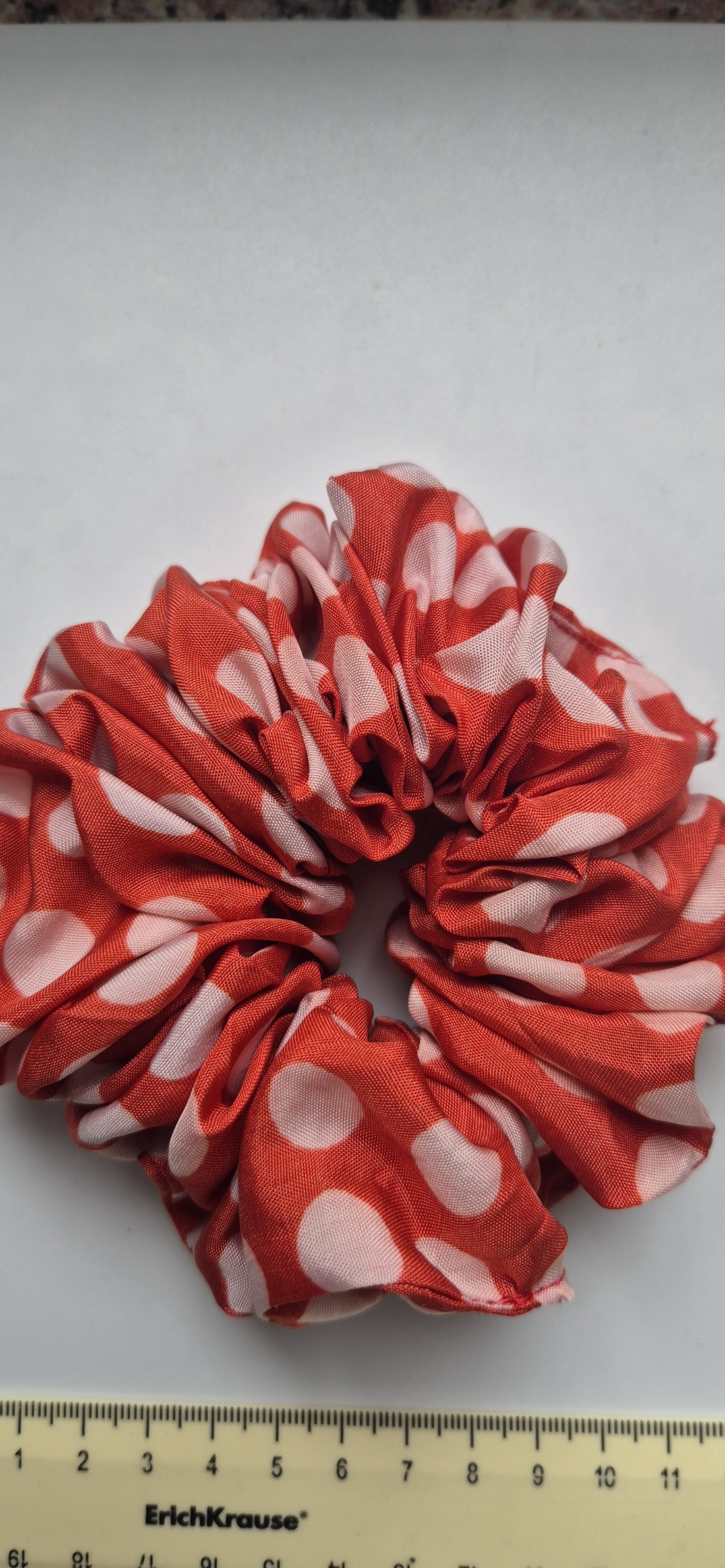 Scrunchie-elastic de par rosu cu buline - îmbrăcăminte și modă - accesorii păr - elastic de păr - Artynos.ro