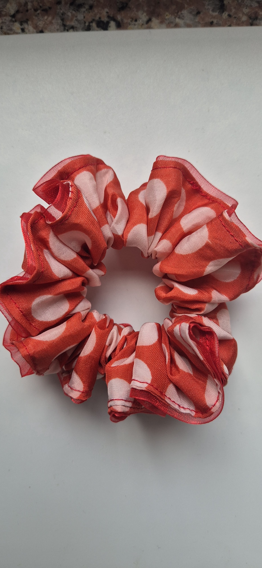 Scrunchie-elastic de par rosu cu buline albe  - îmbrăcăminte și modă - accesorii păr - elastic de păr - Artynos.ro