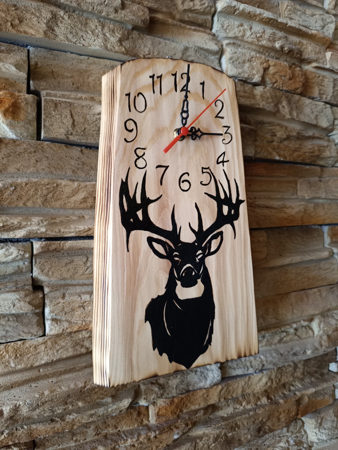 Ceas de perete din lemn decorat cu silueta căprioarei - - Artynos.ro Ceas de perete din lemn decorat cu silueta căprioarei - - Artynos.ro