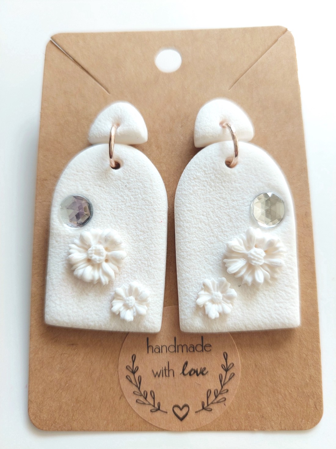Cercei Eleganță albă - accesorii nuntă - bijuterii mireasă - cercei mireasă - Artynos.ro Cercei Eleganță albă - accesorii nuntă - bijuterii mireasă - cercei mireasă - Artynos.ro