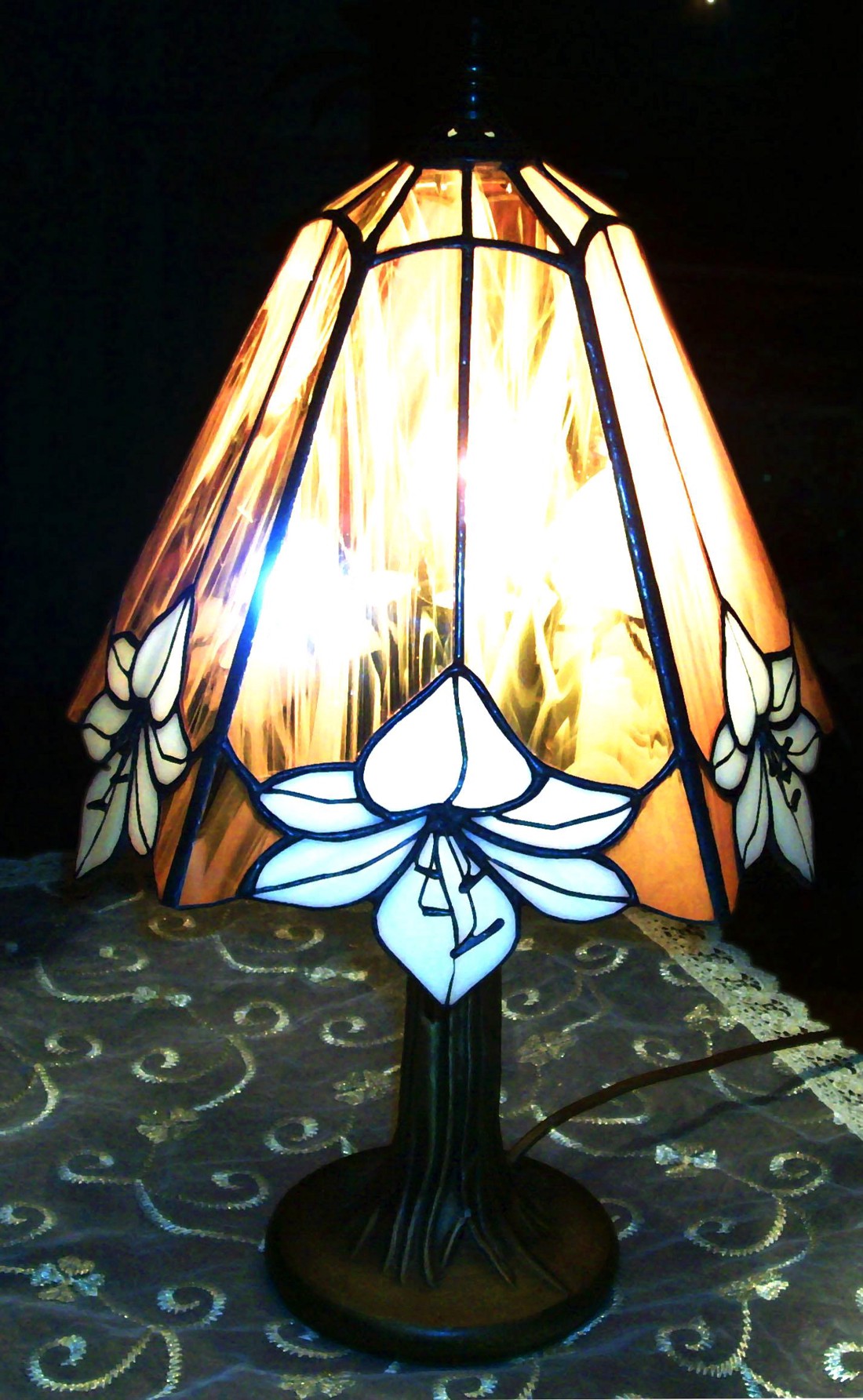 Lily aur voal tiffany lampă - casă & stil de viață - lămpi și corpuri de iluminat - lampă de masă - Artynos.ro