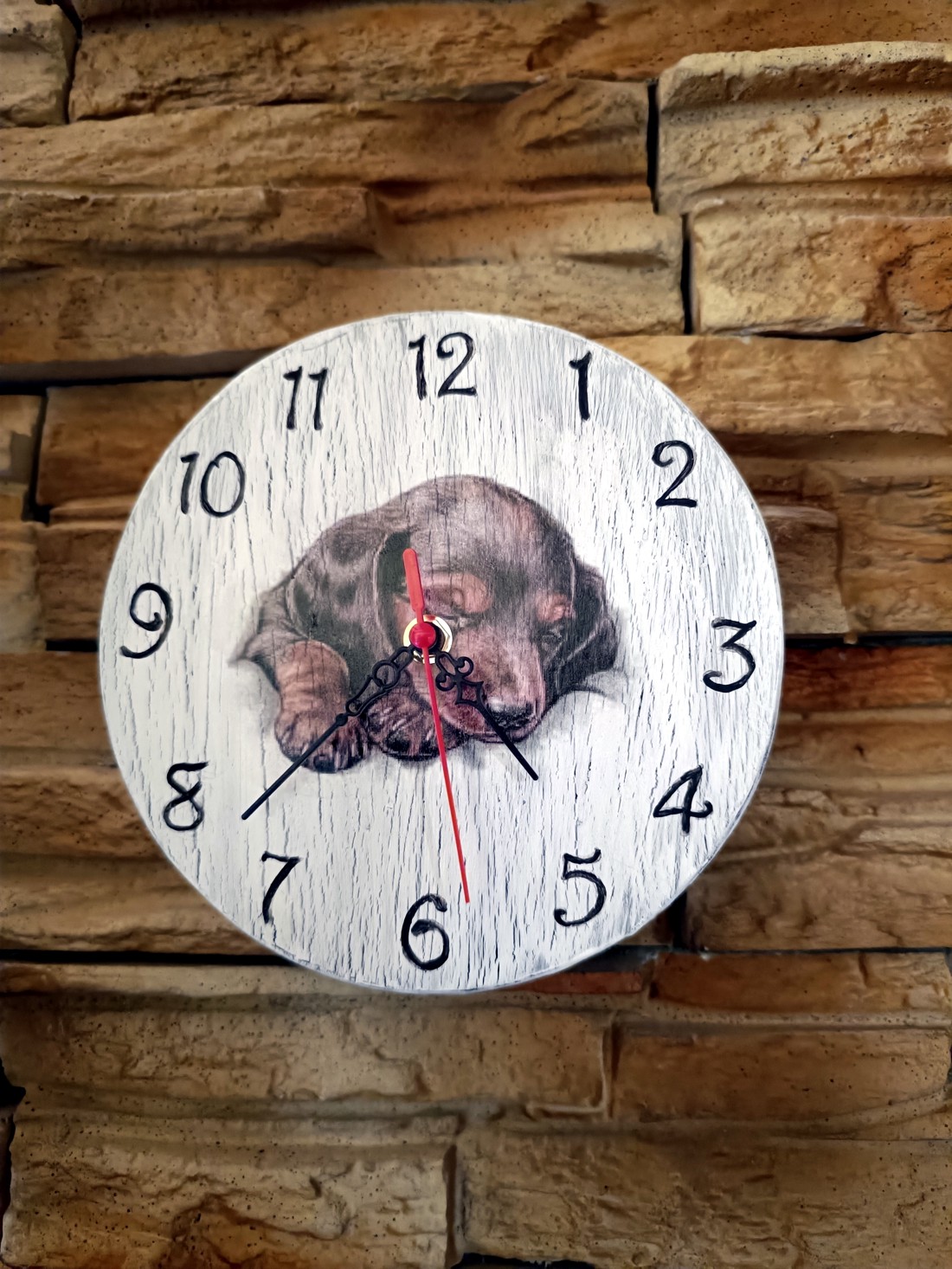 Ceas de perete din lemn în stil vintage cu câine care doarme - - Artynos.ro Ceas de perete din lemn în stil vintage cu câine care doarme - - Artynos.ro
