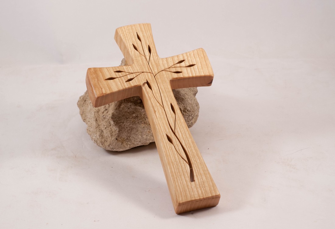 Cruce din lemn modelată, cruce de perete - - Artynos.ro Cruce din lemn modelată, cruce de perete - - Artynos.ro