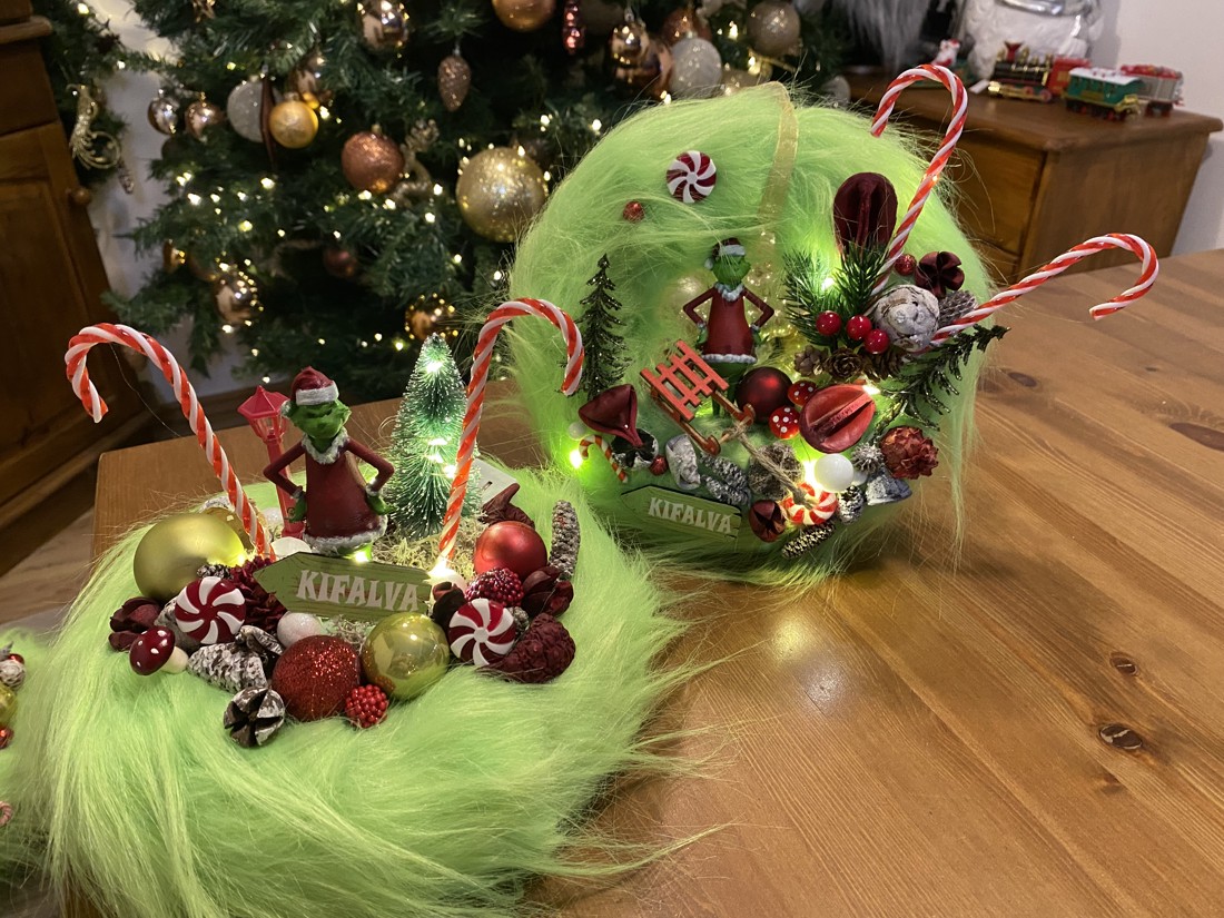 Masă de Crăciun Grinch cu disc și ciocănitoare - - Artynos.ro Masă de Crăciun Grinch cu disc și ciocănitoare - - Artynos.ro