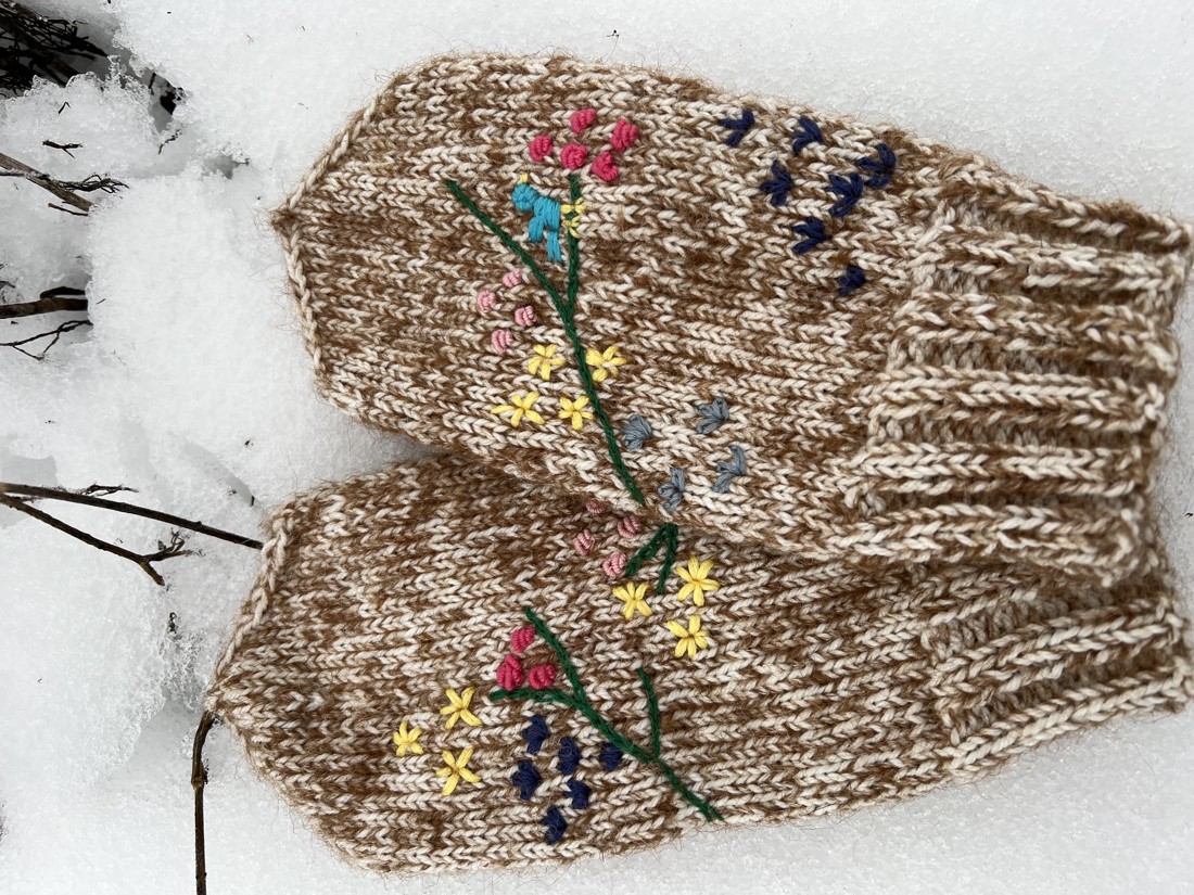 Mănuși unice, brodate manual, din lână și mohair � Grădina de flori de iarnă - îmbrăcăminte și modă - eșarfe, pălării, fularuri - mănușă - Artynos.ro