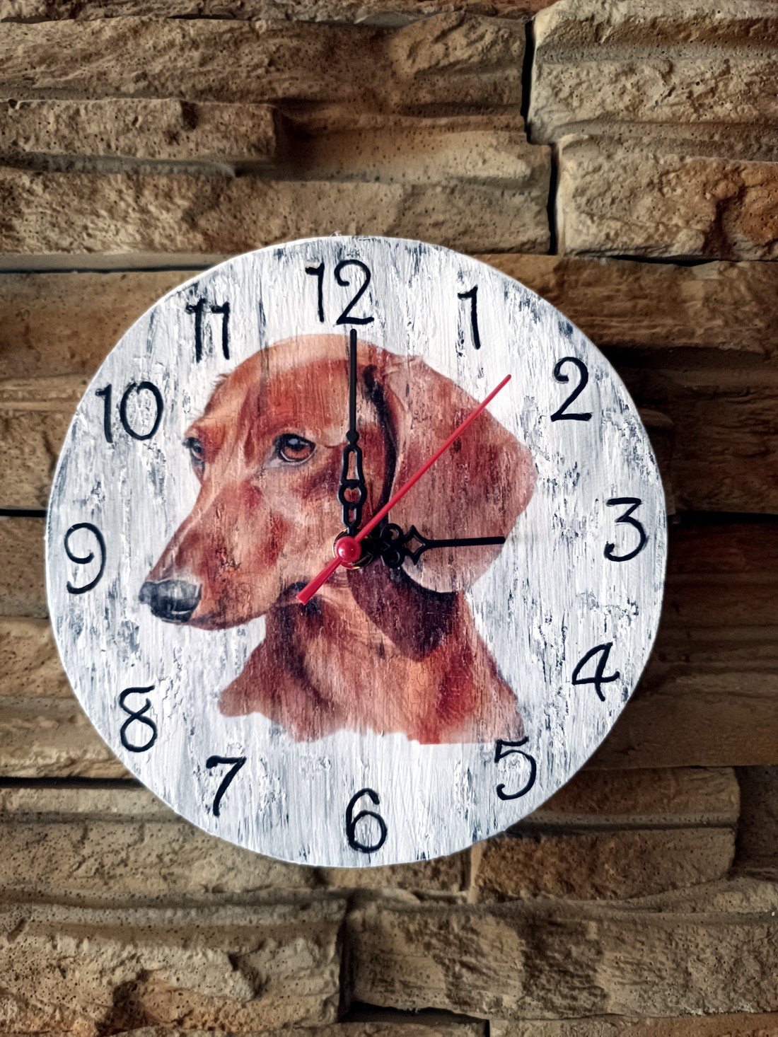 Ceas de perete din lemn în stil vintage cu câine dachshund maro - - Artynos.ro Ceas de perete din lemn în stil vintage cu câine dachshund maro - - Artynos.ro
