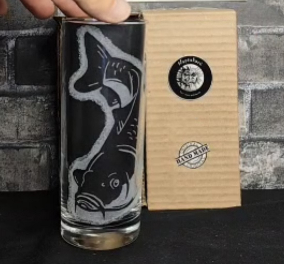 Pahar de sticlă cu model de crap, gravat manual  -  - Artynos.ro