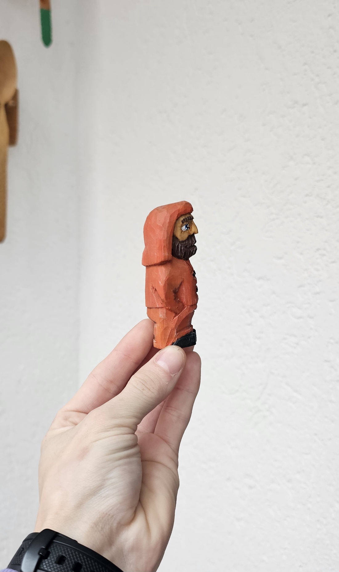 Jucarie din Lemn PESCAR MODERN cu Pelerină de Ploaie Pentru Copii - arte vizuale și accesorii  - sculptură - statuie lemn - Artynos.ro