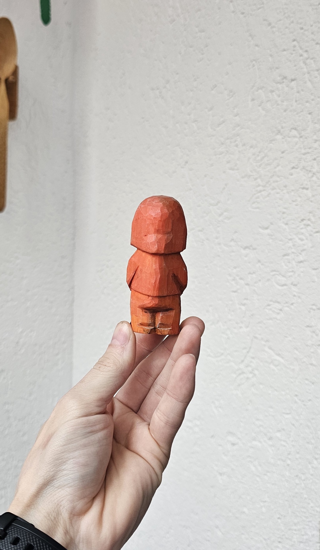 Jucarie din Lemn PESCAR MODERN cu Pelerină de Ploaie Pentru Copii - arte vizuale și accesorii  - sculptură - statuie lemn - Artynos.ro