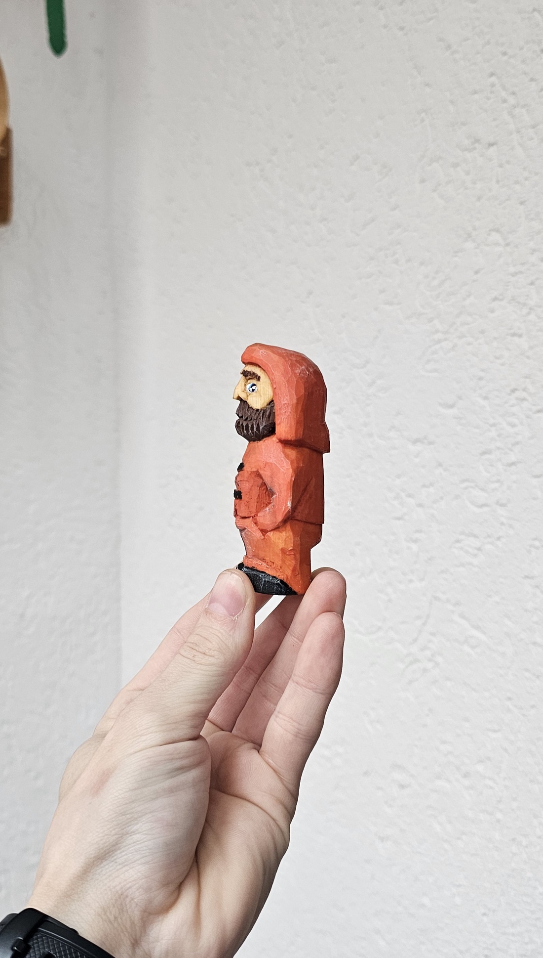 Jucarie din Lemn PESCAR MODERN cu Pelerină de Ploaie Pentru Copii - arte vizuale și accesorii  - sculptură - statuie lemn - Artynos.ro