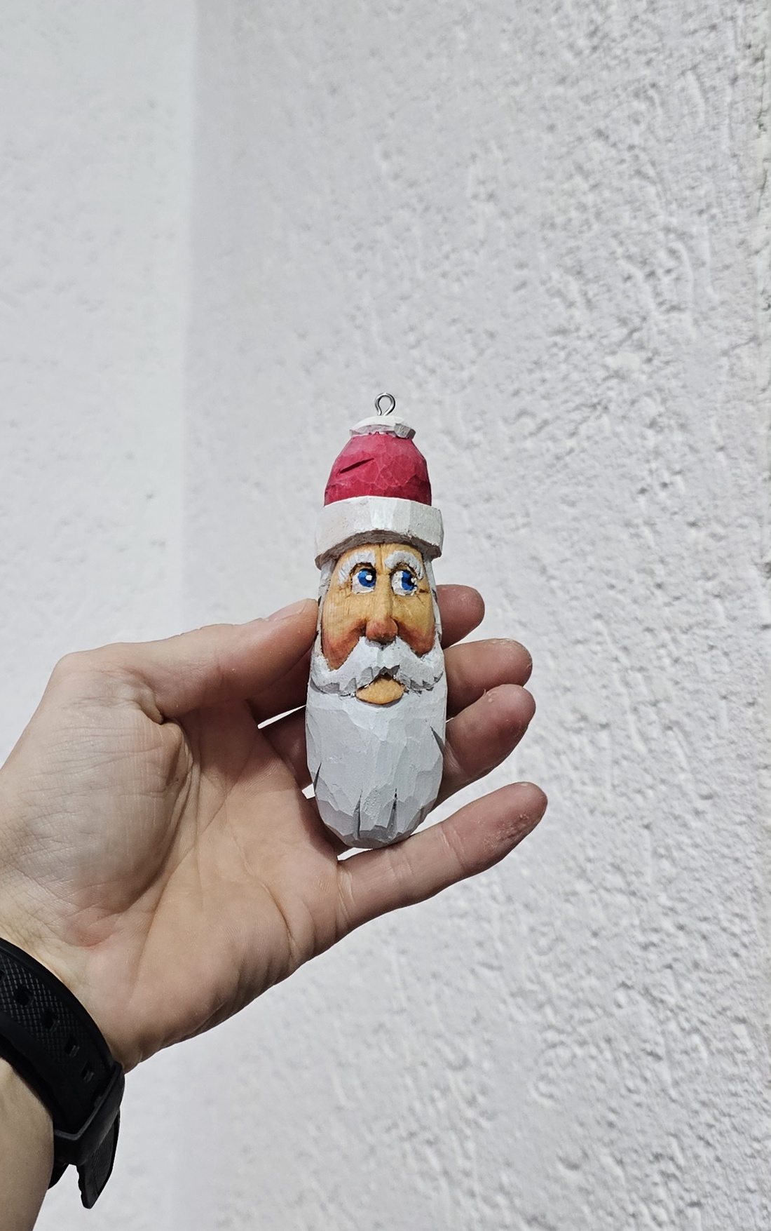 Moș Crăciun din Lemn  Ornament de Brad (sculptat și pictat manual) -  - Artynos.ro Moș Crăciun din Lemn  Ornament de Brad (sculptat și pictat manual) -  - Artynos.ro