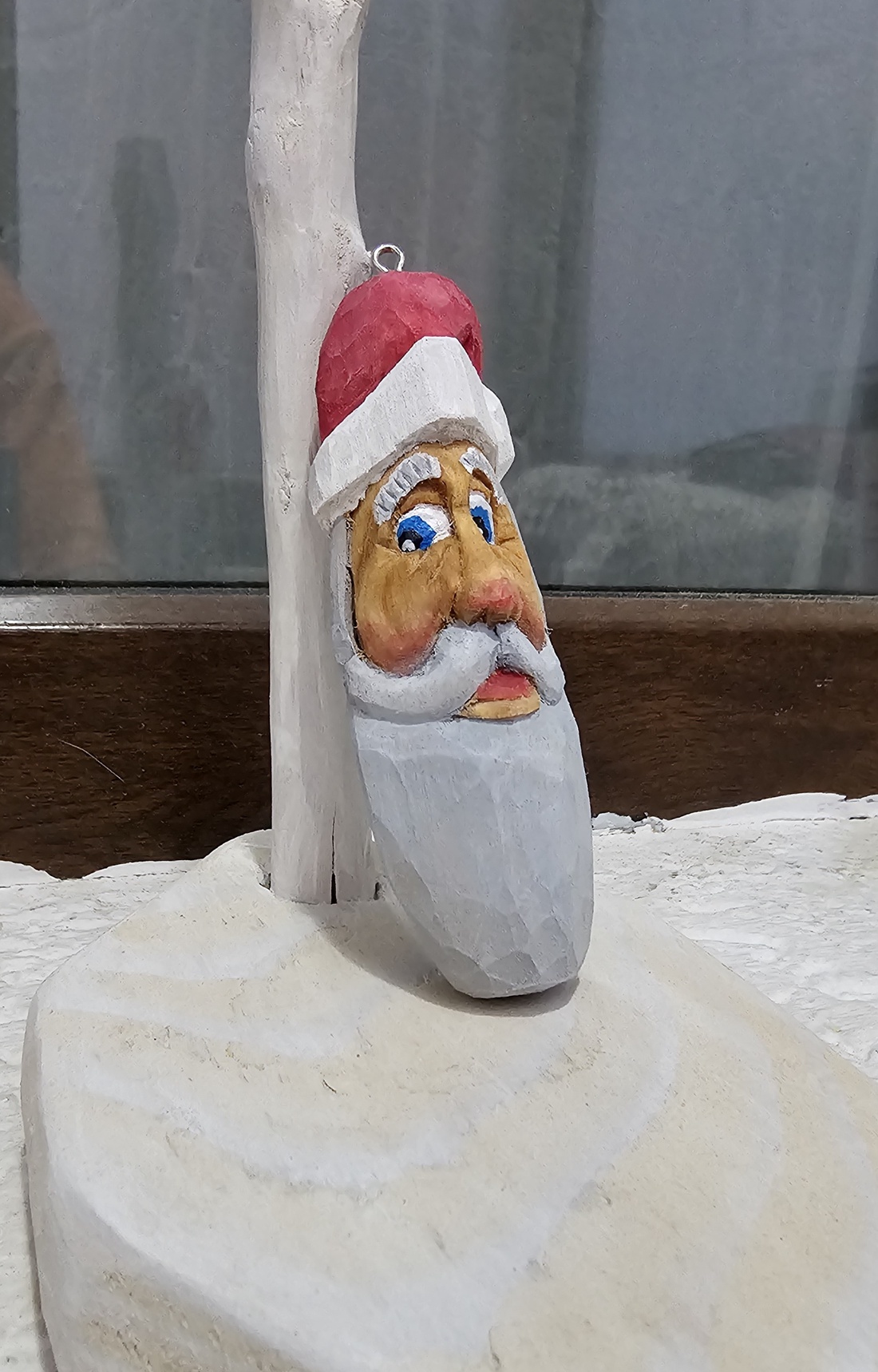 Moș Crăciun din Lemn  Ornament de Brad (sculptat și pictat manual) -  - Artynos.ro Moș Crăciun din Lemn  Ornament de Brad (sculptat și pictat manual) -  - Artynos.ro