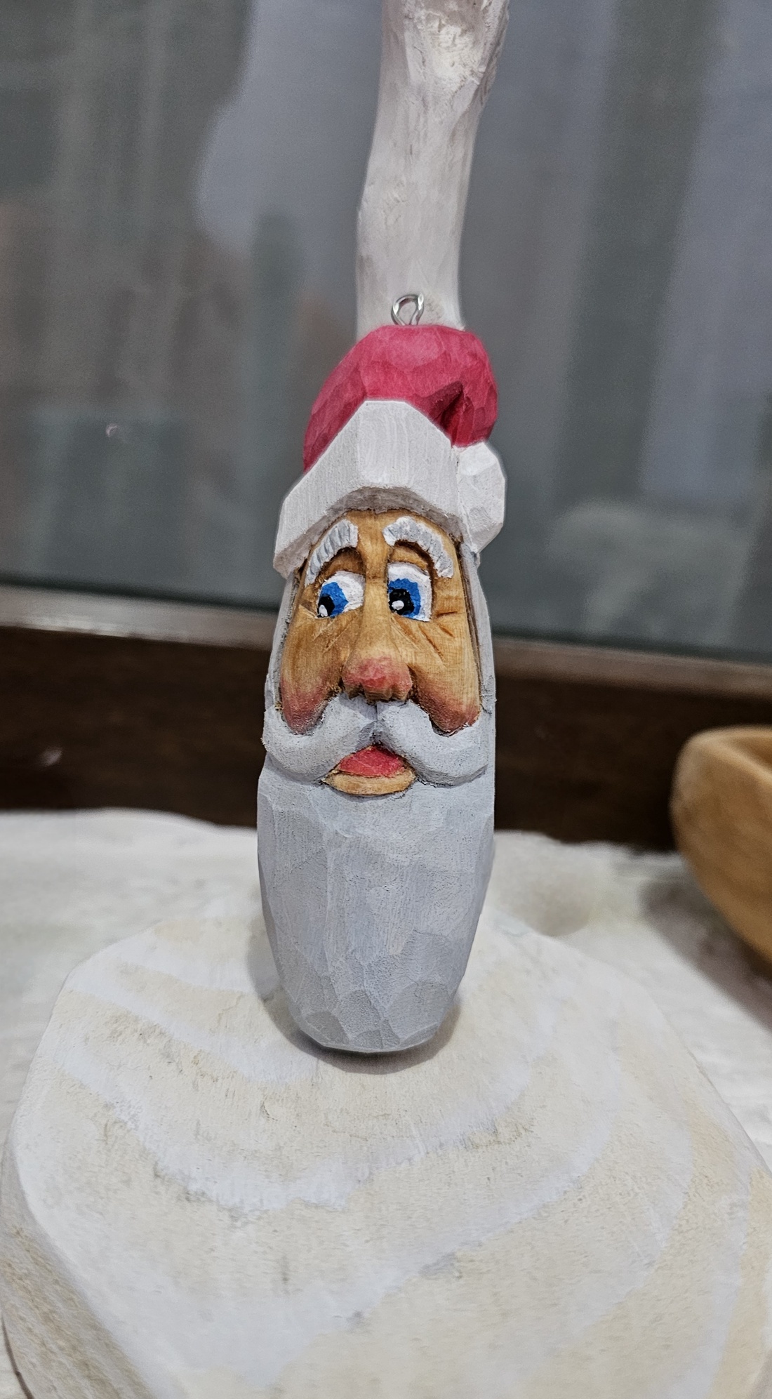 Moș Crăciun din Lemn  Ornament de Brad (sculptat și pictat manual) -  - Artynos.ro Moș Crăciun din Lemn  Ornament de Brad (sculptat și pictat manual) -  - Artynos.ro