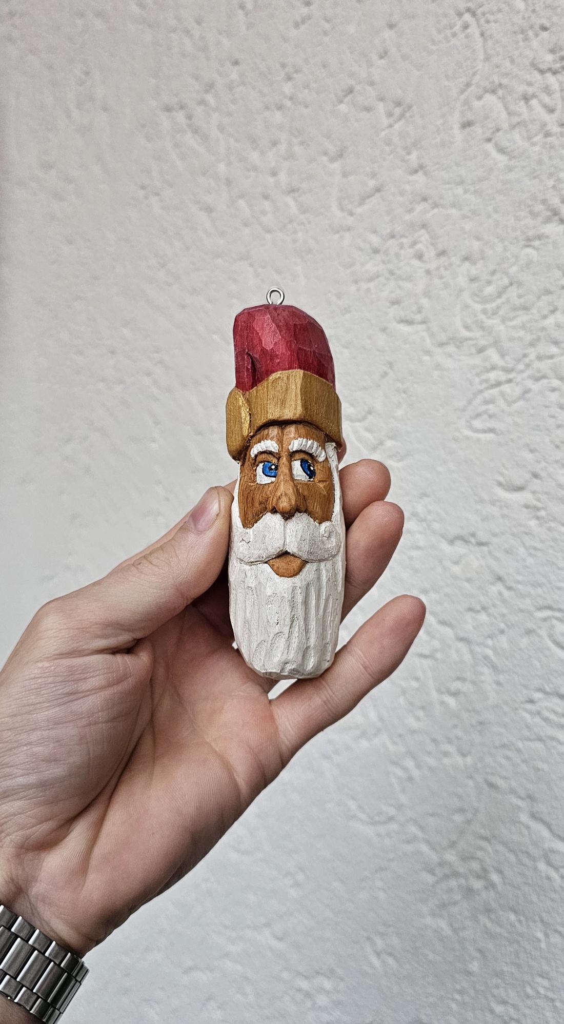 Moș Crăciun din Lemn � Ornament de Brad (sculptat și pictat manual) - crăciun - decorațiuni de crăciun de casă - figurine pentru pomul de crăciun - Artynos.ro