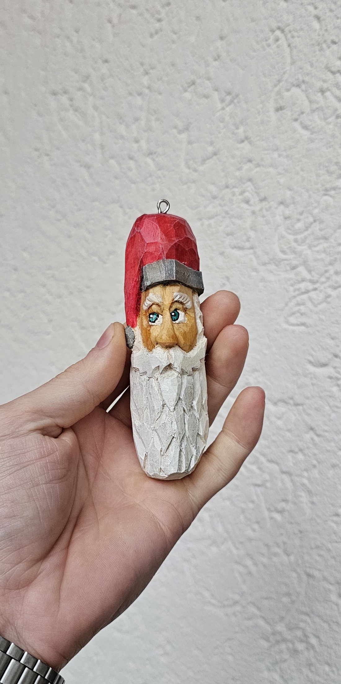 Moș Crăciun din Lemn � Ornament de Brad (sculptat și pictat manual) - crăciun - decorațiuni de crăciun de casă - figurine pentru pomul de crăciun - Artynos.ro