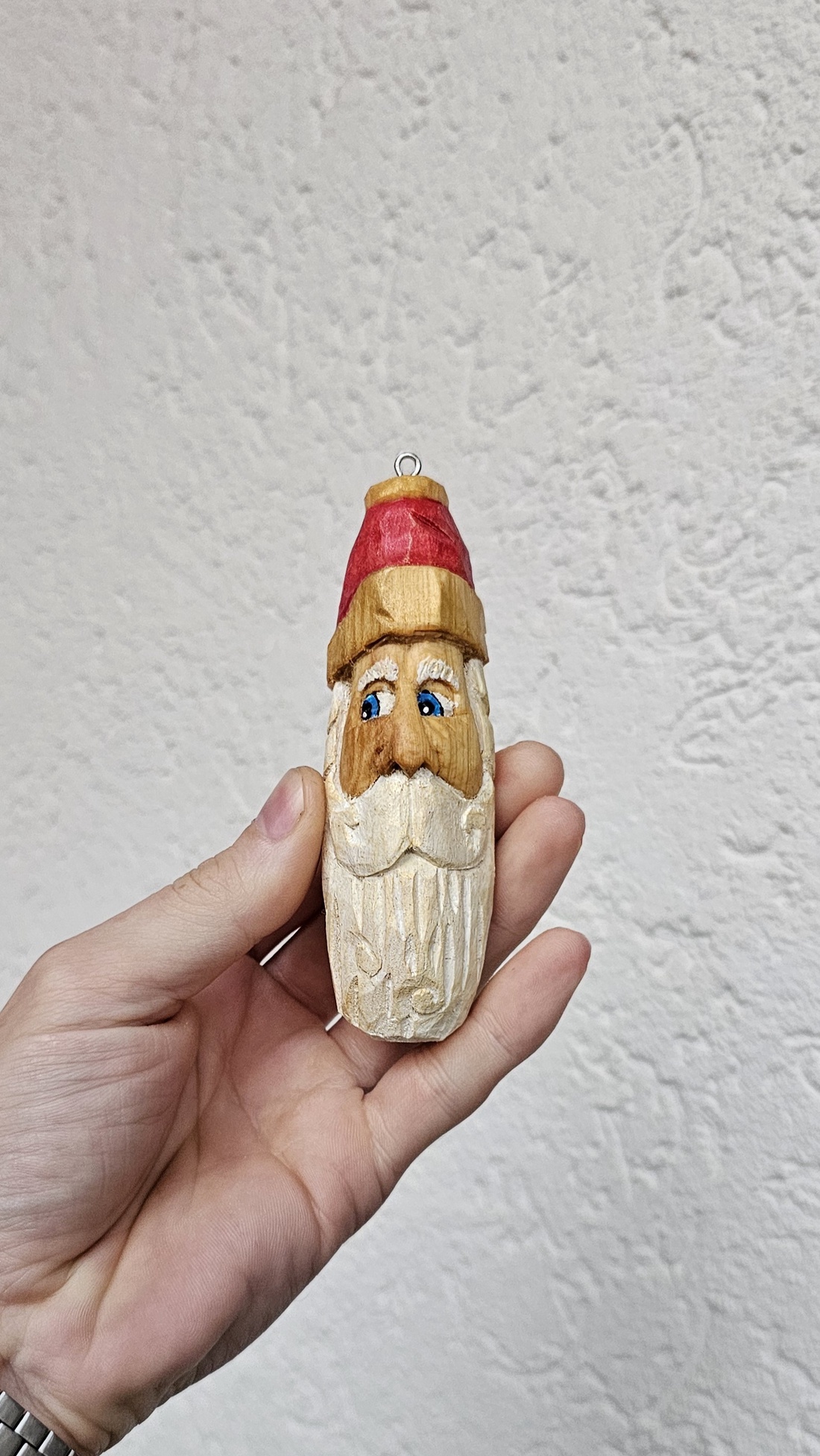 Moș Crăciun din Lemn � Ornament de Brad (sculptat și pictat manual) - crăciun - decorațiuni de crăciun de casă - figurine pentru pomul de crăciun - Artynos.ro