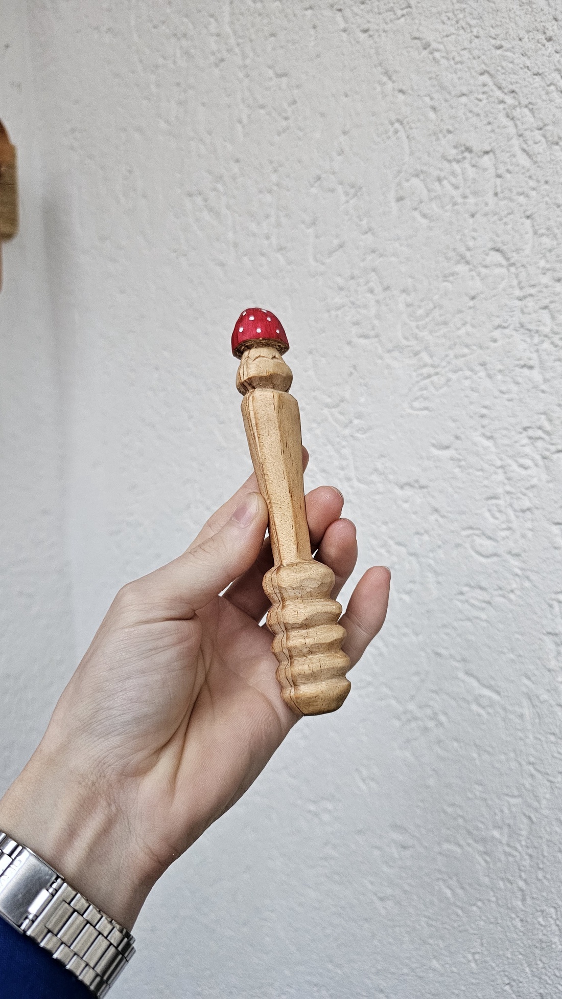 Linguriță pentru Miere din Lemn cu Ciupercă � Sculptată și Pictată Manual - casă & stil de viață - echipamente de bucătărie - accesorii de servire - linguri și furculițe artizanale - Artynos.ro