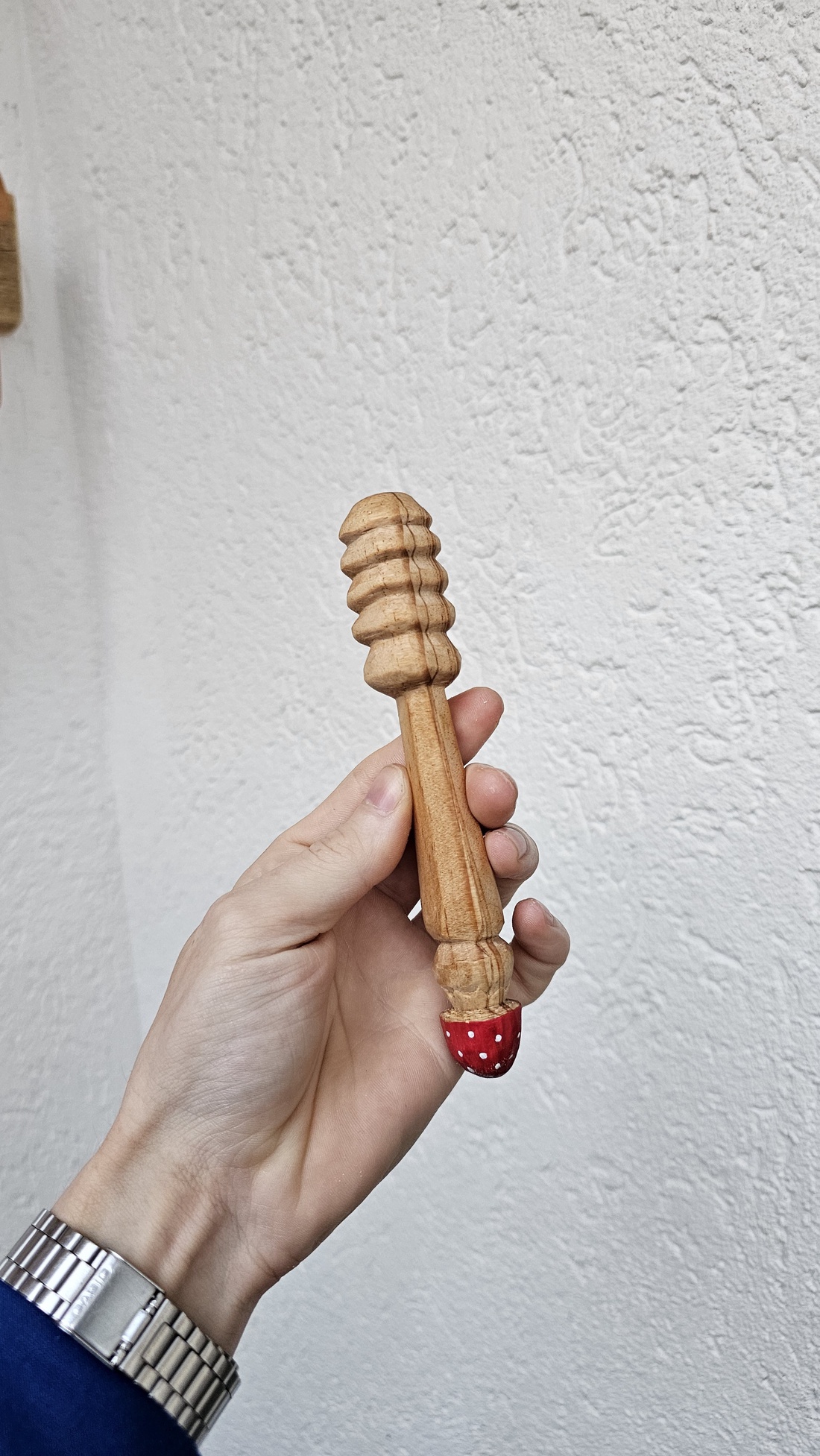 Linguriță pentru Miere din Lemn cu Ciupercă � Sculptată și Pictată Manual - casă & stil de viață - echipamente de bucătărie - accesorii de servire - linguri și furculițe artizanale - Artynos.ro