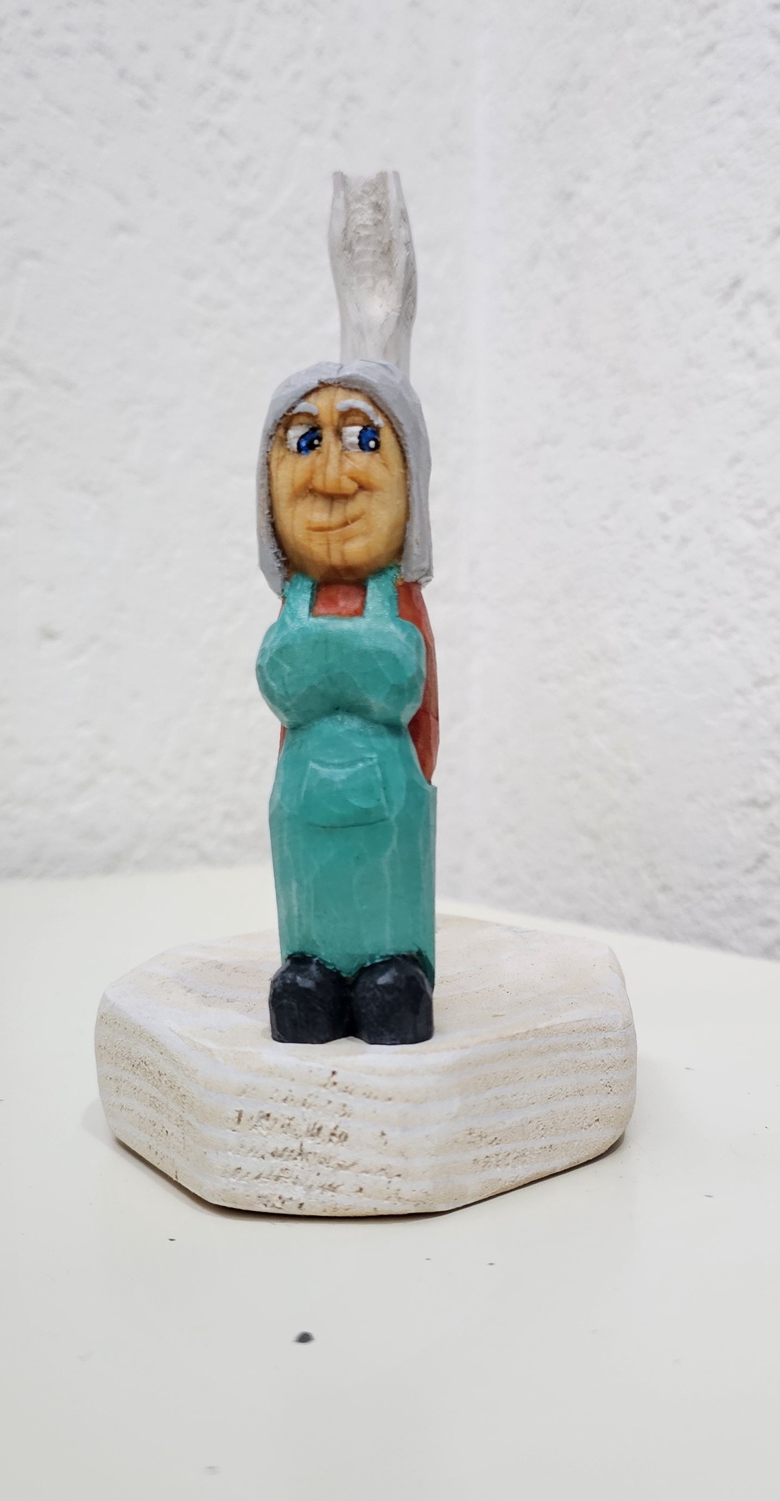 Gospodină cu Șorț � Figurină din Lemn Sculptată și Pictată Manual - jucării și echipamente pentru copii - accesorii sport - accesorii pentru alte jocuri și sporturi - Artynos.ro