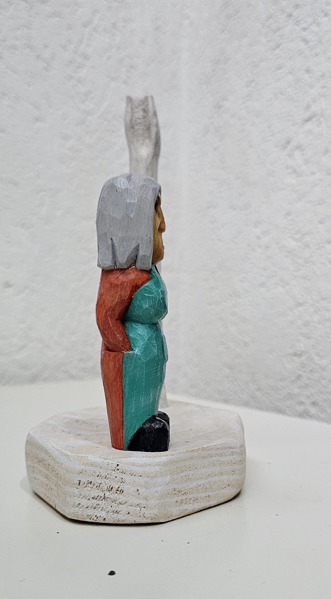 Gospodină cu Șorț � Figurină din Lemn Sculptată și Pictată Manual - jucării și echipamente pentru copii - accesorii sport - accesorii pentru alte jocuri și sporturi - Artynos.ro