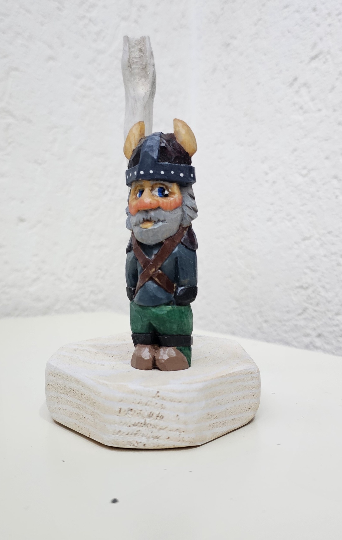 Viking - Figurină din Lemn Sculptată și Pictată Manual - arte vizuale și accesorii  - sculptură - sculptură din piatră - Artynos.ro