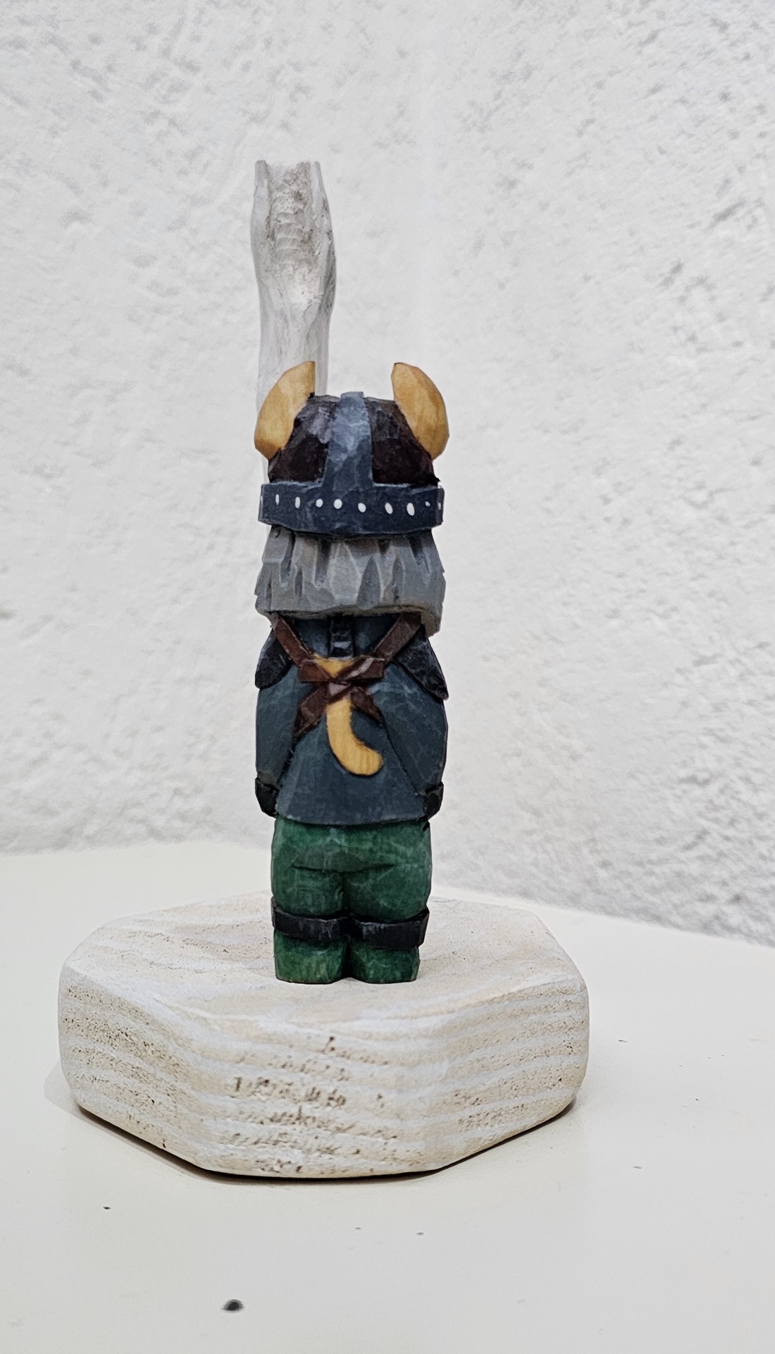 Viking - Figurină din Lemn Sculptată și Pictată Manual - arte vizuale și accesorii  - sculptură - sculptură din piatră - Artynos.ro