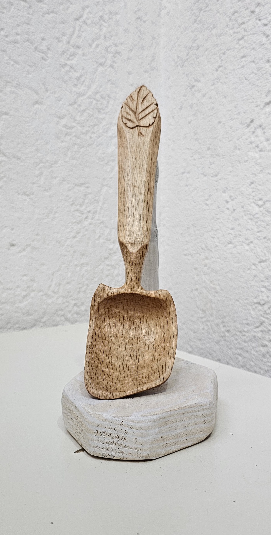 Lingură din Lemn de Fag cu Frunză Sculptată � Artizanală, Lucrată Manual - casă & stil de viață - echipamente de bucătărie - accesorii de servire - linguri și furculițe artizanale - Artynos.ro