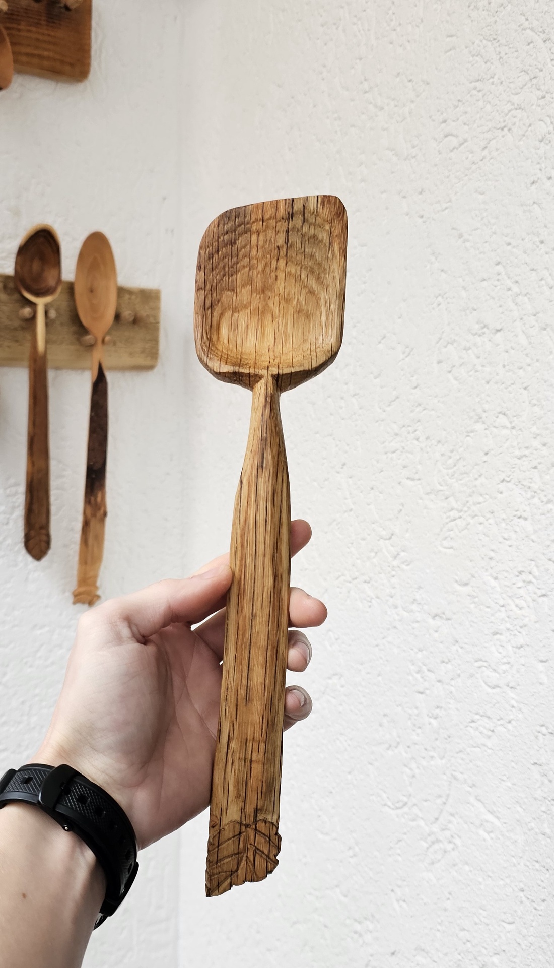 Spatulă�Lingură din Lemn de Stejar cu Frunză Sculptată � Cioplită Manual - casă & stil de viață - echipamente de bucătărie - accesorii de servire - linguri și furculițe artizanale - Artynos.ro