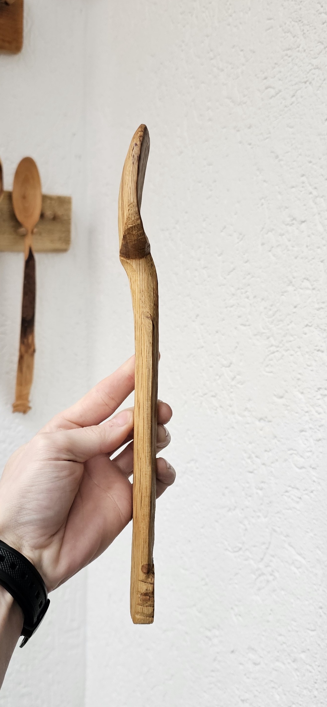 Spatulă�Lingură din Lemn de Stejar cu Frunză Sculptată � Cioplită Manual - casă & stil de viață - echipamente de bucătărie - accesorii de servire - linguri și furculițe artizanale - Artynos.ro