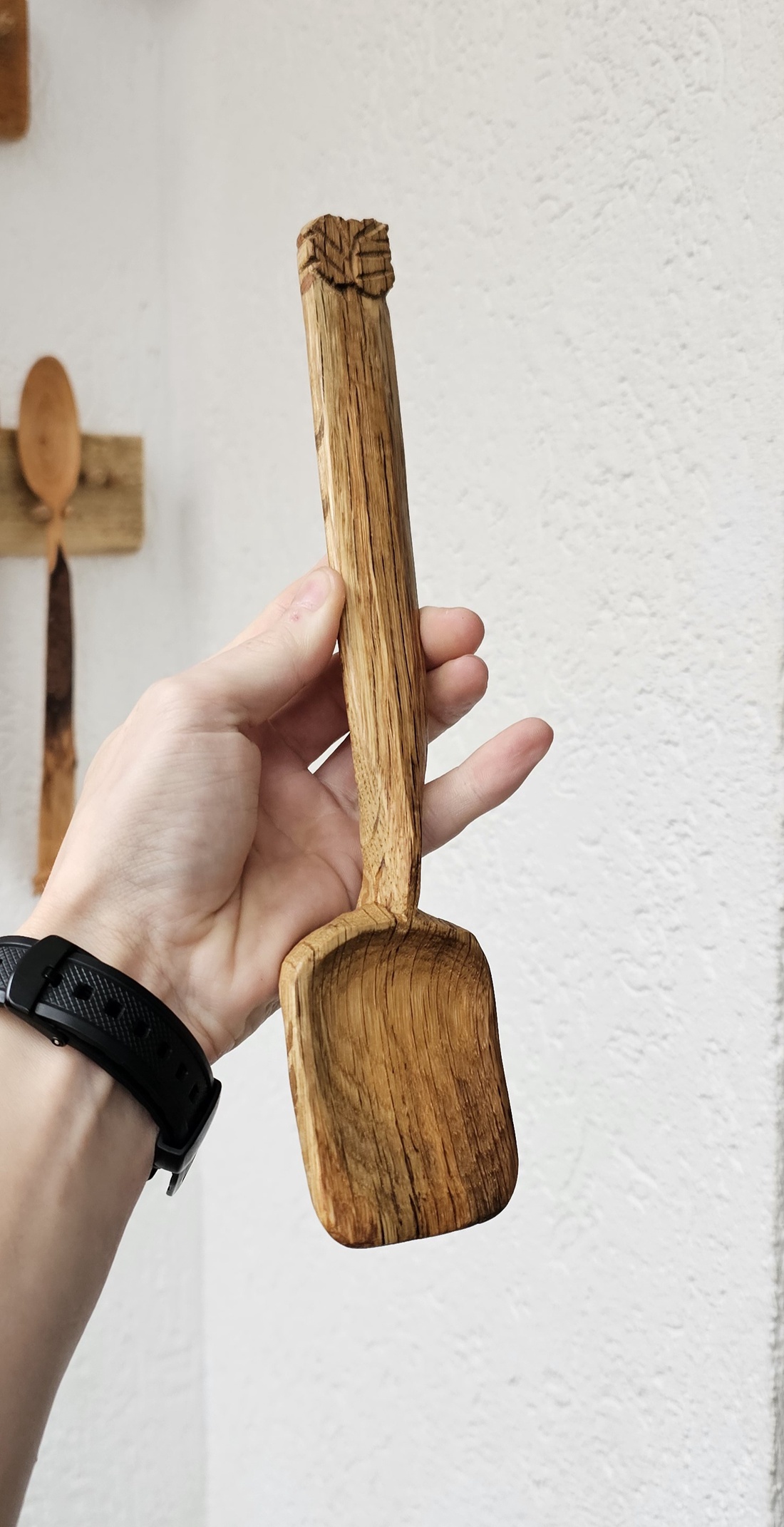 Spatulă�Lingură din Lemn de Stejar cu Frunză Sculptată � Cioplită Manual - casă & stil de viață - echipamente de bucătărie - accesorii de servire - linguri și furculițe artizanale - Artynos.ro