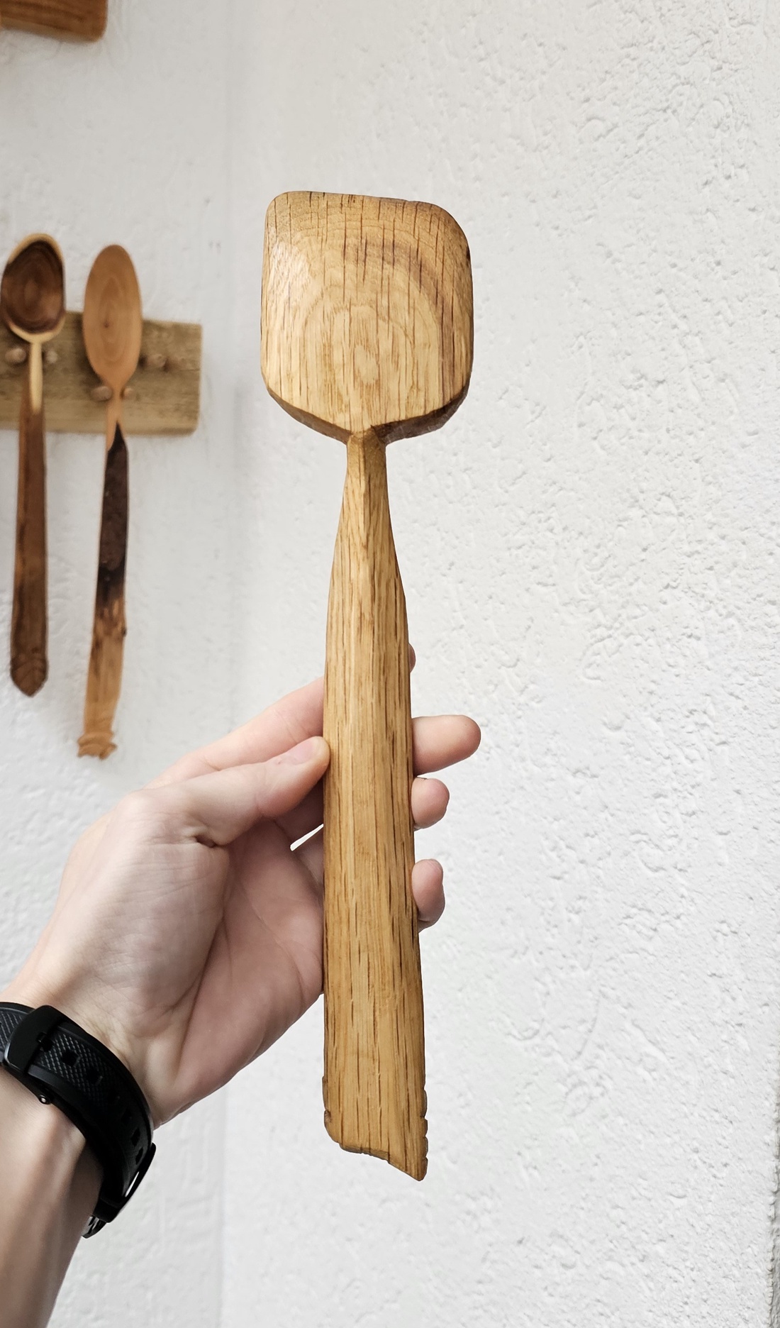 Spatulă�Lingură din Lemn de Stejar cu Frunză Sculptată � Cioplită Manual - casă & stil de viață - echipamente de bucătărie - accesorii de servire - linguri și furculițe artizanale - Artynos.ro