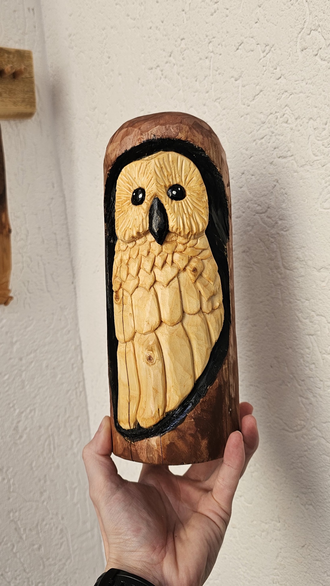 Bufniță din Lemn de Brad � Sculptată și Pictată Manual - arte vizuale și accesorii  - sculptură - sculpturi și figurine din ceramică - Artynos.ro