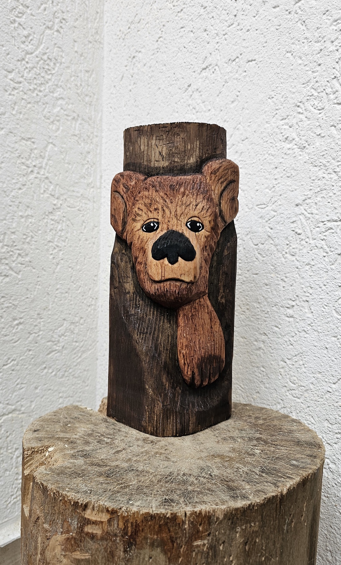 Urs Ieșind din Copac � Sculptură din Lemn de Brad Sculptată și Pictată Manual - arte vizuale și accesorii  - sculptură - sculptură din piatră - Artynos.ro