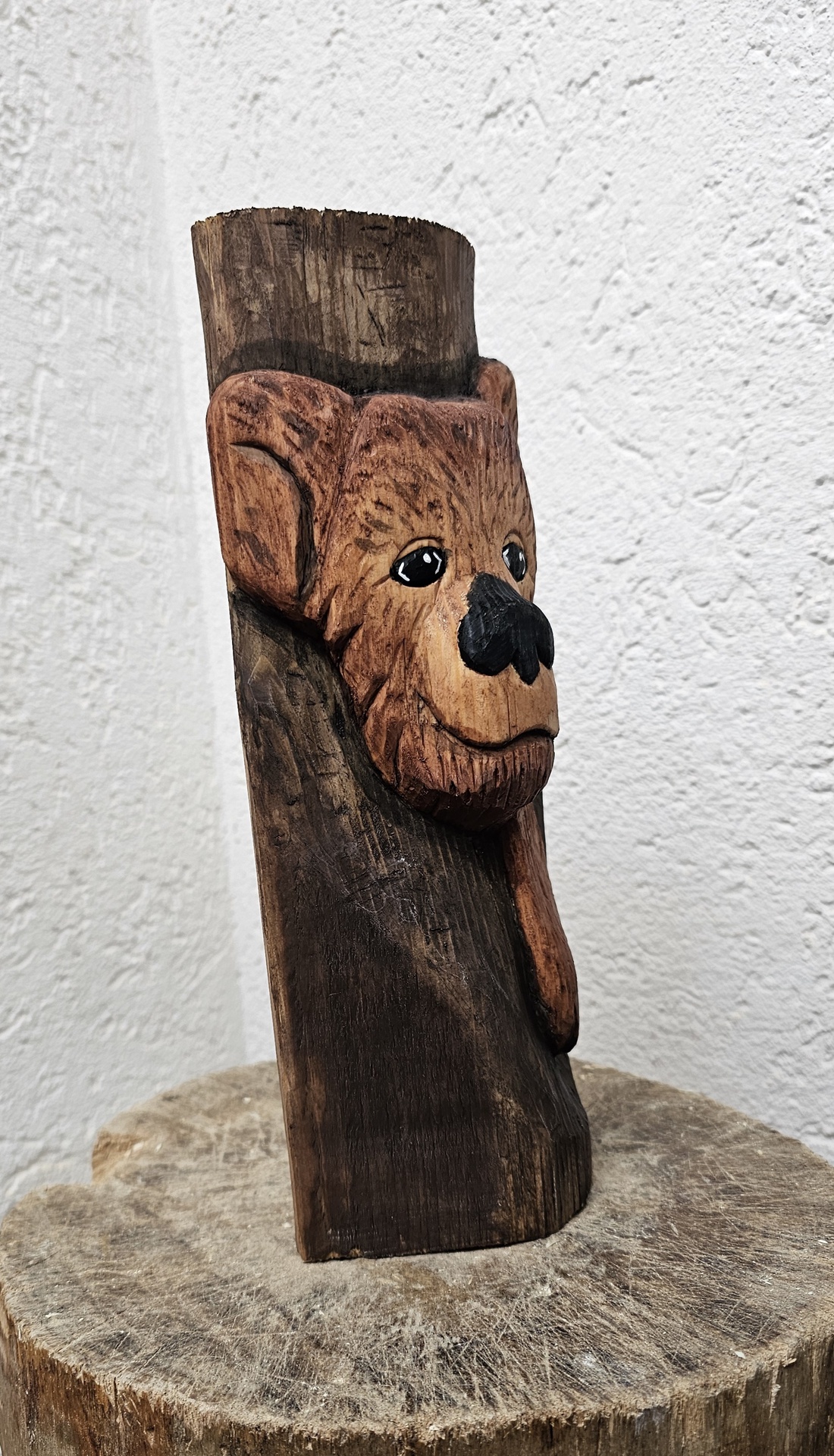 Urs Ieșind din Copac � Sculptură din Lemn de Brad Sculptată și Pictată Manual - arte vizuale și accesorii  - sculptură - sculptură din piatră - Artynos.ro