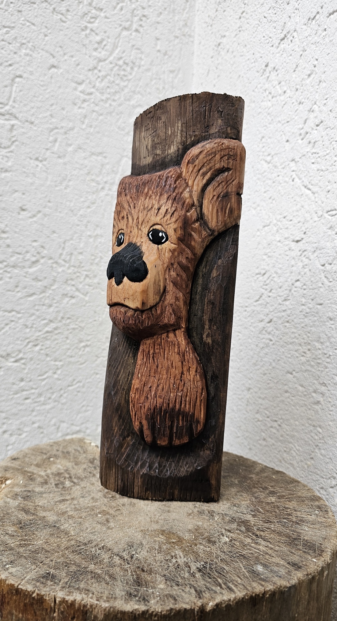 Urs Ieșind din Copac � Sculptură din Lemn de Brad Sculptată și Pictată Manual - arte vizuale și accesorii  - sculptură - sculptură din piatră - Artynos.ro