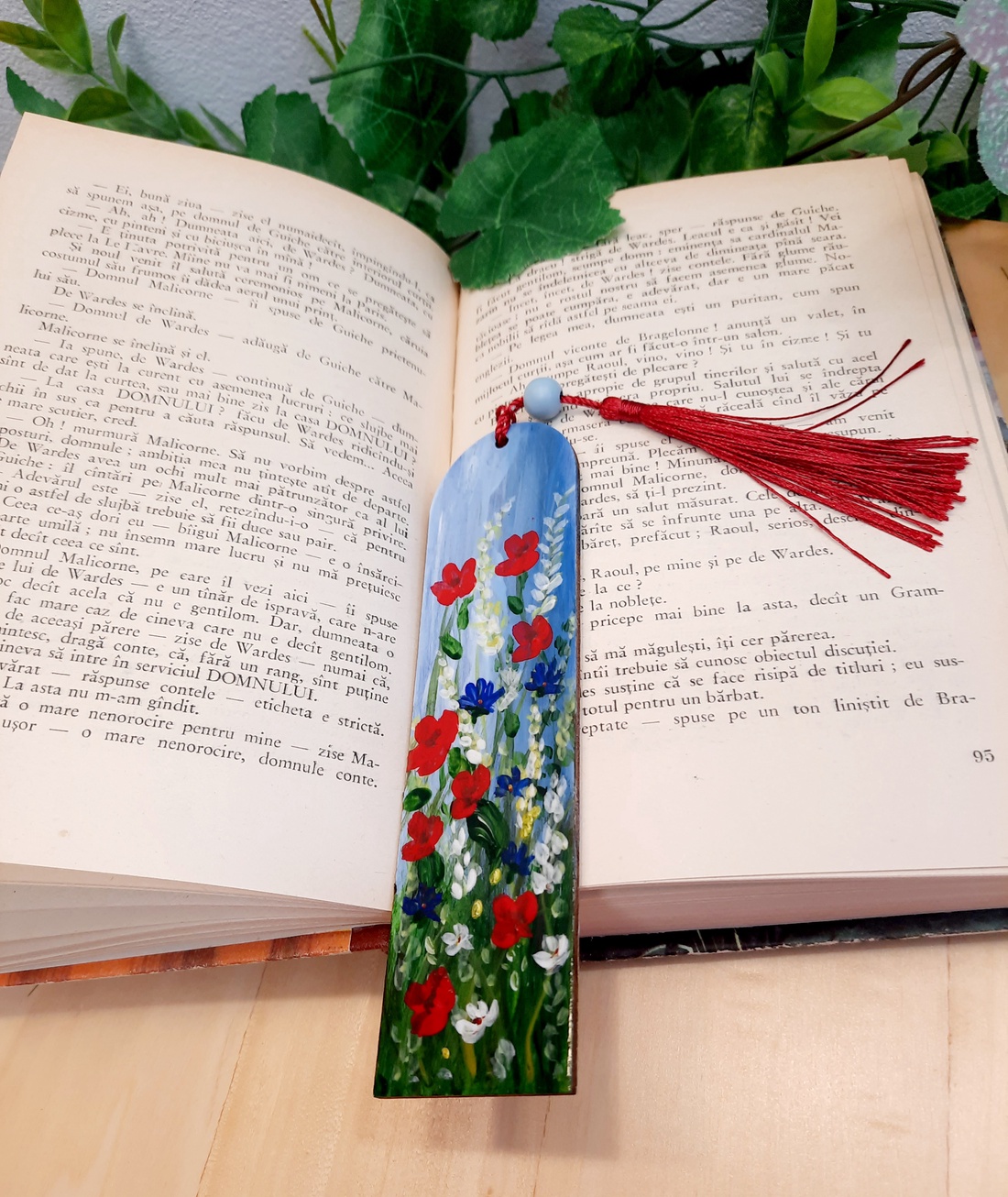 Semn de carte pictat manual Camp cu flori - - cărți și creații cu tematică muzicală, cadouri - semn de carte - Artynos.ro